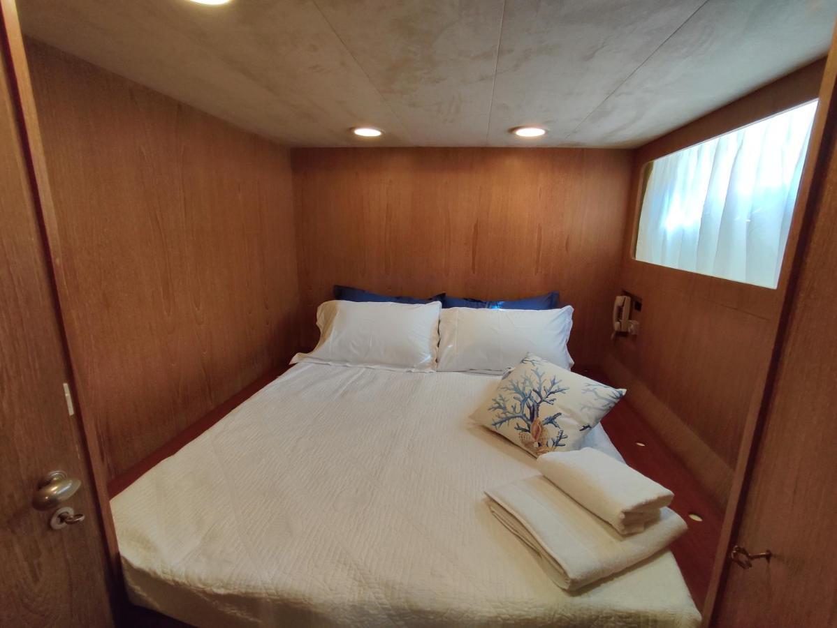 Boat & Breakfast Lucretia, Luxury Yacht Hotel Arbatax Ngoại thất bức ảnh